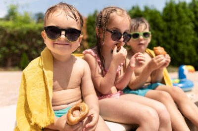 niños-comiendo-en-piscina